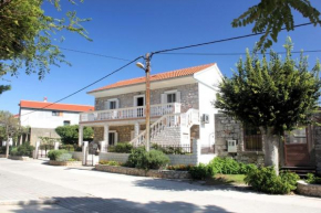 Apartments by the sea Sutomiscica, Ugljan - 8474